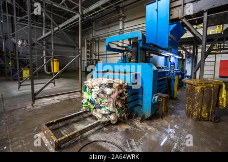 En appuyant sur l'équipement pour le matériel de tri de débris d'être traitées en usine de recyclage de déchets modernes. Appuyez sur les déchets sur le traitement de recyclage des déchets moderne pla Banque D'Images