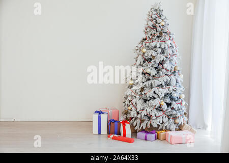 Arbre de Noël blanc en bas avec Konate-Noël Banque D'Images