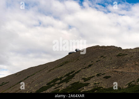 Snezka Hill avec des capacités sur sommet de montagnes Krkonose République Tchèque sur-frontières polonaises au cours de soir d'été avec ciel bleu et nuages Banque D'Images