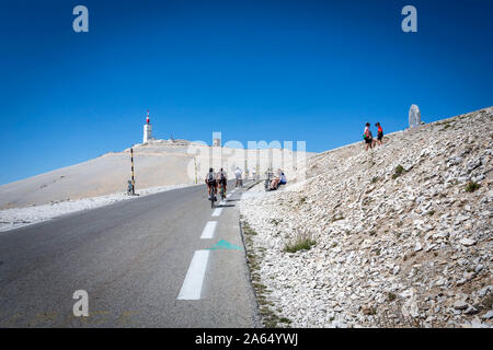 Le Mont Ventoux (sud-est de la France) : les cyclistes à gravir la montagne, en passant par la stèle à la mémoire de Tom Simpson cycliste Banque D'Images