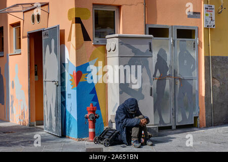 Homeless man sleeping contre bloc toilettes publiques à Pise Italie Banque D'Images