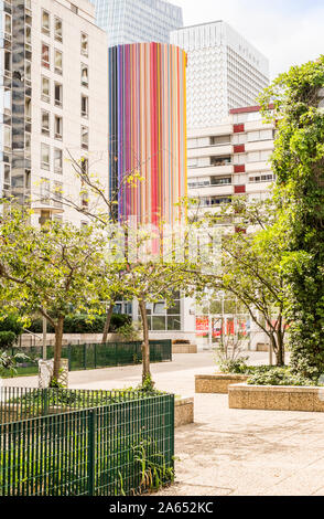 Les immeubles de bureaux et résidentiels, le ventilation de cheminée moretti par l'artiste français Raymond Moretti, la défense Banque D'Images