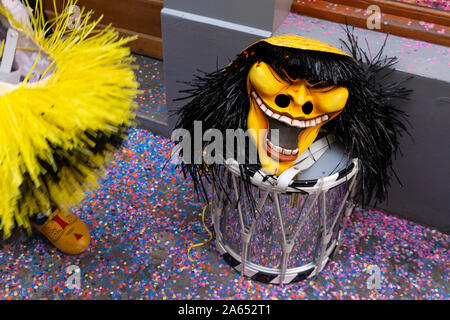 Gerbergaesslein, Bâle, Suisse - Mars 12th, 2019. Close-up d'un masque coloré et une caisse claire Banque D'Images