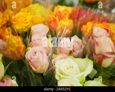 Vente de fleurs. De magnifiques bouquets de divers modèles sont présentés dans une boutique de fleurs de la rue. Banque D'Images