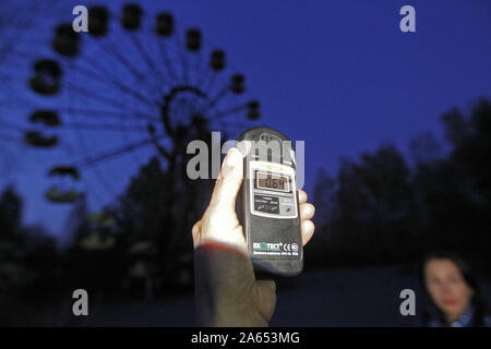 Kiev, Ukraine. 23 Oct, 2019. Une main d'une personne titulaire d'un dosimètre mesurant le niveau de rayonnement dans la ville abandonnée de Pripyat. Crédit : Pavlo Gonchar SOPA/Images/ZUMA/Alamy Fil Live News Banque D'Images