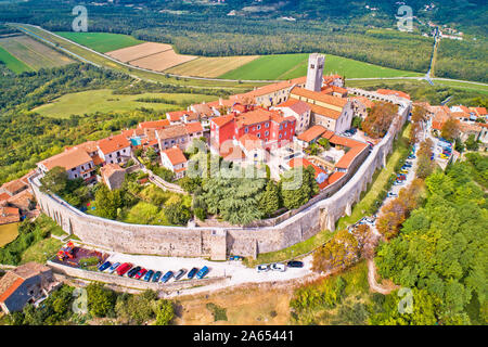 Motovun. Vue aérienne de la colline de la ville idyllique de Motovun entouré de murs en pierre et de défense de la vallée de la rivière Mirna. Région de Croatie Istrie Banque D'Images