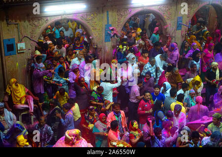 Les gens célébrant Holi festival de Banke Bihari Temple, Uttar Pradesh, Inde, Asie Banque D'Images
