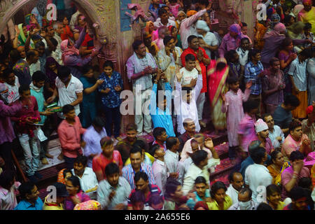 Les gens célébrant Holi, festival des couleurs Banke Bihari Temple, Uttar Pradesh, Inde, Asie Banque D'Images