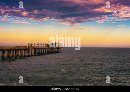 Coucher de soleil sur l'ancienne jetée historique à Swakopmund, Namibie Banque D'Images