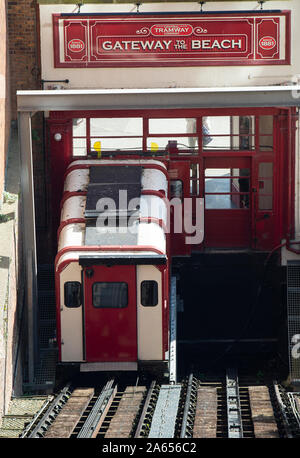 Le tramway Scarborough qui part de la gare supérieure à la plage en bas d'une piste escarpée pour les vacanciers du North Yorkshire England Royaume-Uni Banque D'Images