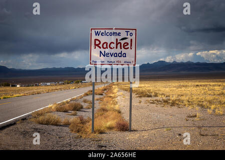 Bienvenue à la rue Rachel signe sur SR-375 au Nevada, USA Banque D'Images