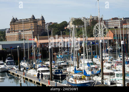 Bateaux et bateaux de plaisance amarrés en Marina and Harbour à Scarborough North Yorkshire England Royaume-Uni Banque D'Images