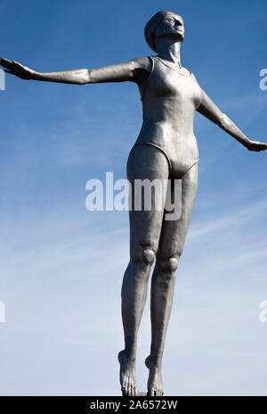 La magnifique statue de la Belle baignade sur la jetée par Scarborough Harbour North Yorkshire England Royaume-Uni Banque D'Images