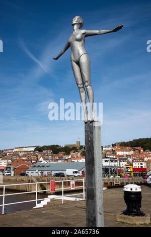 La magnifique statue de la Belle baignade sur la jetée par Scarborough Harbour North Yorkshire England Royaume-Uni Banque D'Images