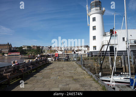 Le phare blanc au bout de la jetée de Scarborough Harbour dans le North Yorkshire England Royaume-Uni Banque D'Images