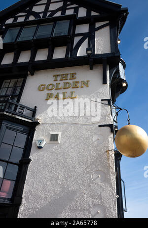 Vue externe de la maison publique et du restaurant Golden ball de Scarborough-Nord Yorkshire Angleterre Royaume-Uni Banque D'Images