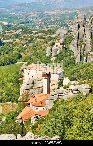 Monastères de Rousanou et d'Agios Nikolaos Anapafsas sur les falaises de météores, Grèce - paysage grec Banque D'Images