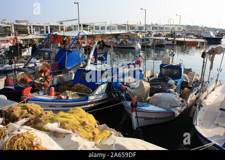 Les bateaux de pêche à Glyfada Banque D'Images