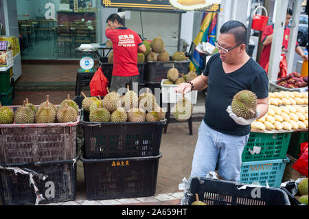 24.02.2019, Singapour, République de Singapour, en Asie - un étal vendant durians frais à un marché de rue dans le quartier chinois. Banque D'Images