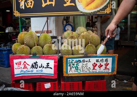 24.02.2019, Singapour, République de Singapour, en Asie - Décrochage avec des durians à un marché de rue dans le quartier chinois. Banque D'Images