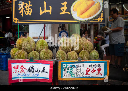 24.02.2019, Singapour, République de Singapour, en Asie - Décrochage avec des durians à un marché de rue dans le quartier chinois. Banque D'Images