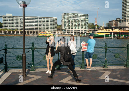 21.09.2019, Sydney, Nouvelle-Galles du Sud, Australie - Les touristes sont au bord de l'eau de Circular Quay et photographie autour de Sydney. Banque D'Images