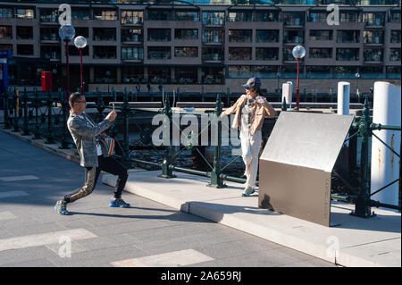 22.09.2019, Sydney, Nouvelle-Galles du Sud, Australie - Les touristes sont au bord de l'eau autour de Campbells Cove à Circular Quay et photographie. Banque D'Images