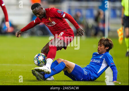 Naby Keita de Liverpool FC, Junya Ito de KRC Genk KRC Genk-Liverpool au cours des Champions le 23 octobre 2019 à Genk, en Belgique. Credit : Geert van arrêt Erven/SCS/AFLO/Alamy Live News Banque D'Images