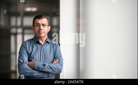 Dortmund, Allemagne. 24 Oct, 2019. Conférence de presse à l'Université de Sciences Appliquées de Dortmund avec scientist Ahmet Toprak. Selon le chercheur Ahmet Toprak, garçons et jeunes musulmans sont "perdants" dans l'éducation et de l'intégration. La raison en est fait maison - c'est à cause d'erreurs dans l'éducation de beaucoup de parents, le turque pour l'éducation scientifique de l'Université de Sciences Appliquées de Dortmund décrite. Credit : Fabian Strauch/dpa/Alamy Live News Banque D'Images