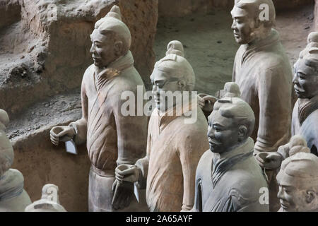 Editorial : XI'AN, Shaanxi, Chine, le 12 avril 2019 - Close up du côté de plusieurs rangées de guerriers de terre cuite dans le hall 1 à Xi'an Banque D'Images