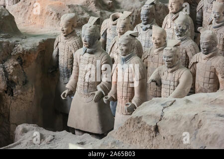 Editorial : XI'AN, Shaanxi, Chine, le 12 avril 2019 - Rangées de guerriers de terre cuite en gros plan dans le hall 1 à Xi'an Banque D'Images