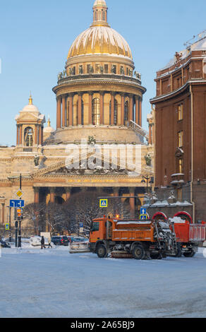 Matin d'hiver à proximité de la cathédrale Saint-Isaac-neige efface la ville de la neige fraîche (St. Petersburg, Russie) Banque D'Images