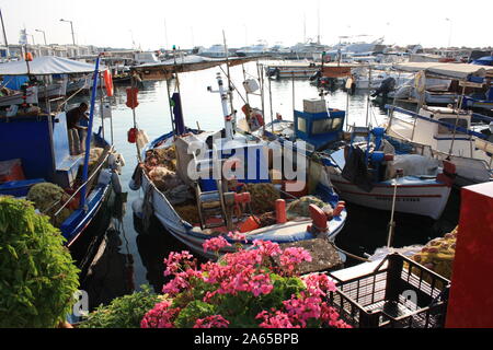 Les bateaux de pêche à Glyfada Banque D'Images