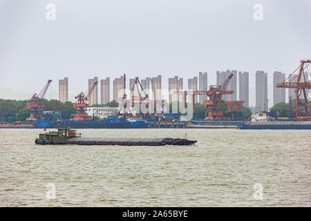 Editorial : NANJING, Jiangsu, Chine, le 14 avril 2019 - Voyage sur le Yangtze à Nanjing Banque D'Images