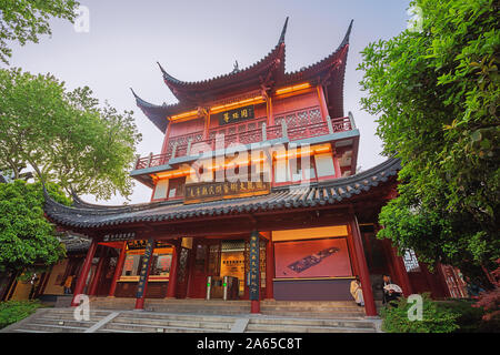 Editorial : NANJING, Jiangsu, Chine, le 14 avril 2019 - Coucher de soleil à l'entrée du temple de Confucius à Nanjing Banque D'Images