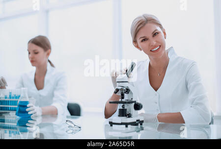 Close up. female scientist assise à son bureau Banque D'Images