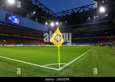 Milan, Italie. 23 Oct, 2019. firo : 23.10.2019, Football, Ligue des Champions, saison 2019/2020, 3e match de l'Inter Milan - Borussia Dortmund, Giuseppe Meazza, Sommaire, général, poteau de coin, l'utilisation dans le monde entier | Credit : dpa/Alamy Live News Banque D'Images