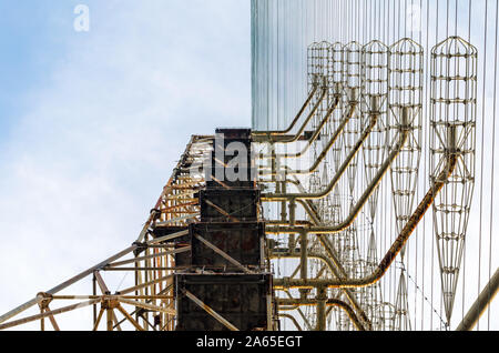 Immense armée militaire secrète contre le radar ciel bleu et nuages de Tchernobyl l'Ukraine Banque D'Images