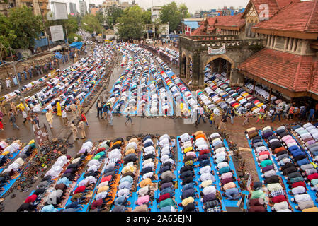 Les musulmans prier, Eid Al Fitr festival, Gare de Bandra, Mumbai, Maharashtra, Inde, Asie Banque D'Images