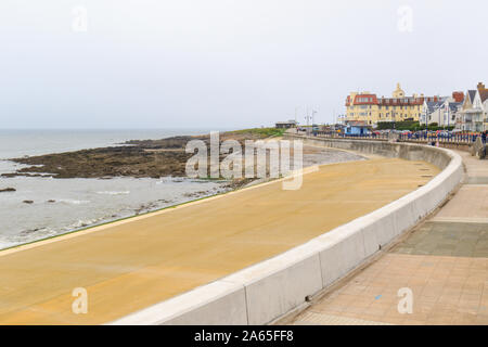 L'esplanade du front de mer de Porthcawl au Pays de Galles du sud, avec l'hôtel Seabanks dans l'arrière-plan Banque D'Images