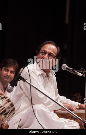 Ustad Ghulam Ali chanteuse pakistanaise ghazal Patiala Gharana chantant à Mumbai Inde Asie Banque D'Images