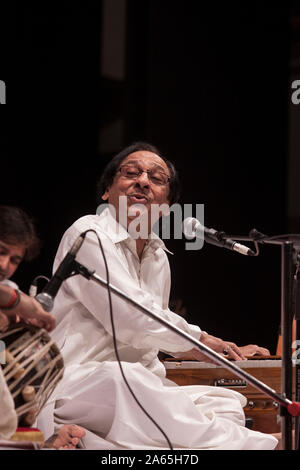 Ustad Ghulam Ali chanteuse pakistanaise ghazal Patiala Gharana chantant à Mumbai Inde Asie Banque D'Images