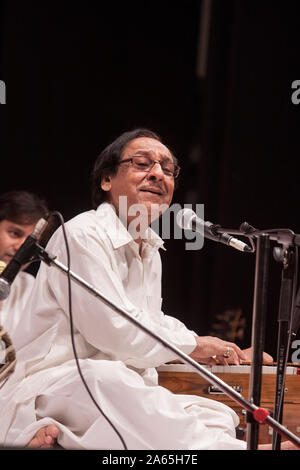 Ustad Ghulam Ali chanteuse pakistanaise ghazal Patiala Gharana chantant à Mumbai Inde Asie Banque D'Images