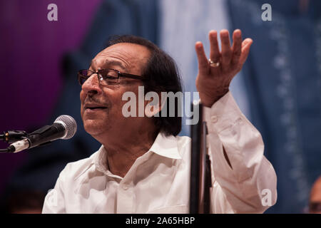 Ustad Ghulam Ali chanteuse pakistanaise ghazal Patiala Gharana chantant à Mumbai Inde Asie Banque D'Images