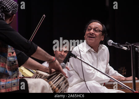 Ustad Ghulam Ali chanteuse pakistanaise ghazal Patiala Gharana chantant à Mumbai Inde Asie Banque D'Images