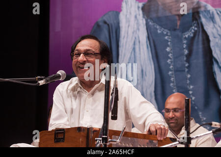 Ustad Ghulam Ali chanteuse pakistanaise ghazal Patiala Gharana chantant à Mumbai Inde Asie Banque D'Images