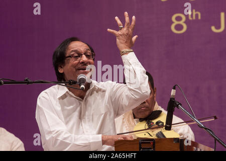 Ustad Ghulam Ali chanteuse pakistanaise ghazal Patiala Gharana chantant à Mumbai Inde Asie Banque D'Images