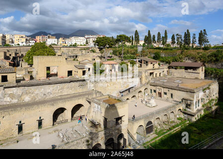 Ercolano. L'Italie. Vue sur le site archéologique d'Herculaneum, avec l'ancien rivage en premier plan, le Vésuve peut être vu dans l'arrière-plan Banque D'Images