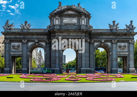 La Puerta de Alcalá (Alcala Gate) à Madrid situé près du Parc El Retiro Banque D'Images