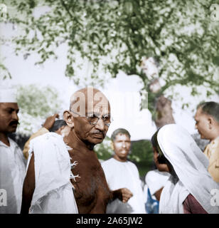 Mahatma Gandhi rencontre des gens au cours de la paix, du Bihar, Inde, Asie, mars 1947 Banque D'Images